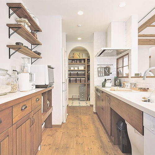 里村工務店の施工例 青色のドアが映える白いリビングの吹き抜け