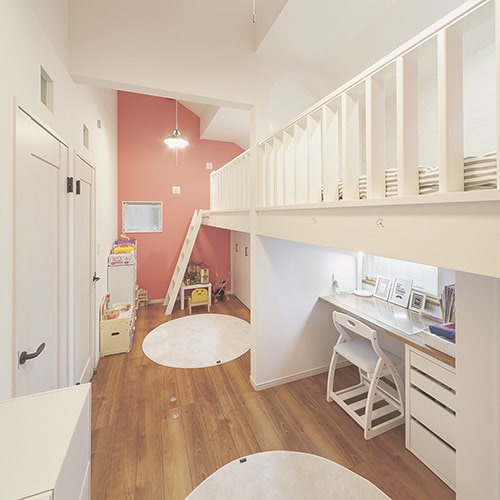 里村工務店の施工例 ナチュラルな梁とシャンデリアがかわいいリビング