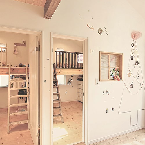 里村工務店の施工例 梁と波形の壁が特徴的なリビングでくつろぐ母娘