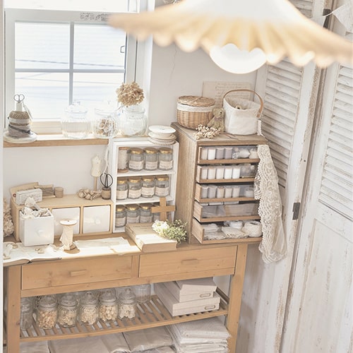 雑貨屋フランの内装 瓶の並んだ棚