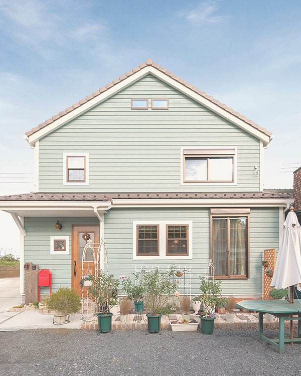 里村工務店の施工例 ミントカラーの壁がかわいいカントリー調の家の外観