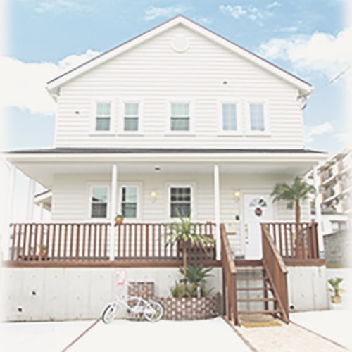 里村工務店の施工例 ヤシの木とカバードポーチがポイントなアメリカンテイストの家の外観