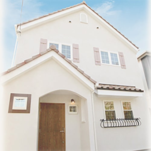 里村工務店の施工例 窓飾りが特徴的なナチュラルテイストの家の外観